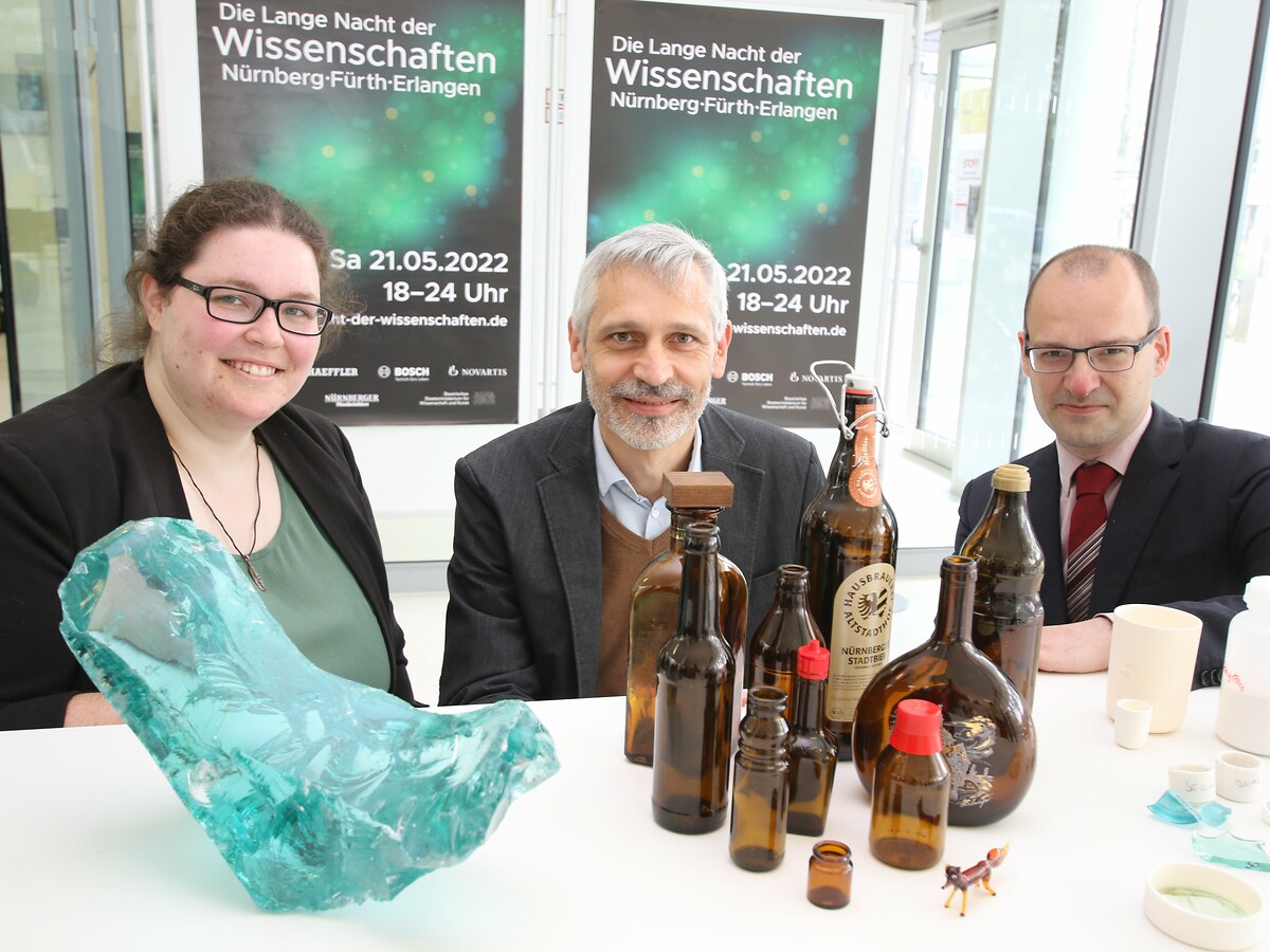 Bachelorandin Nicole Ostermeier gemeinsam mit Prof. Dr. Dominique de Ligny von der FAU Erlangen-Nürnberg und Prof. Dr. Sven Wiltzsch von der TH Nürnberg