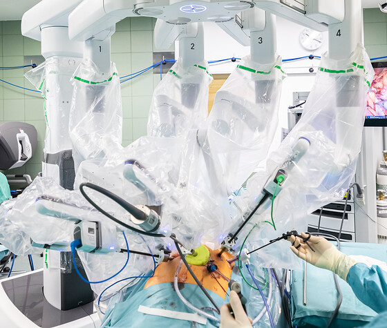 Selbst operieren am OP-Roboter DaVinci®, © Klinikum Fürth/Jonathan Kielkowski
