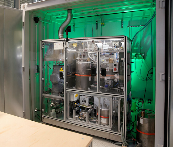 Brennerbeheizte Apparate zur Wasserstofffreisetzung aus flüssigen organischen Wasserstoffträgern