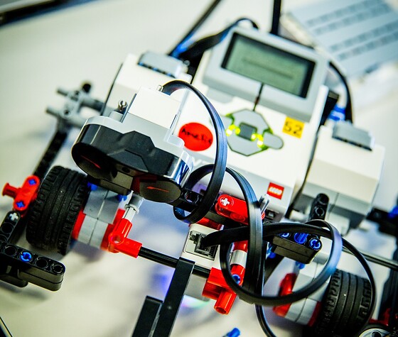 Lego-Roboter mit Gesten steuern und programmieren