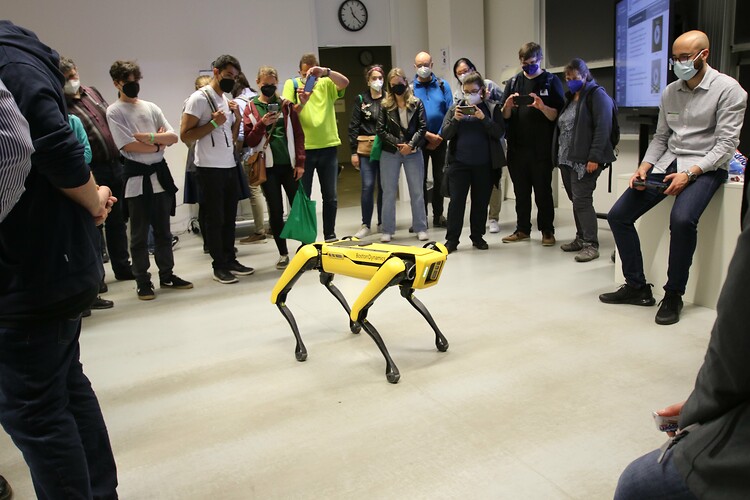 Robo-Hund an der FAU-TechFak (©Heizo Takamatsu)